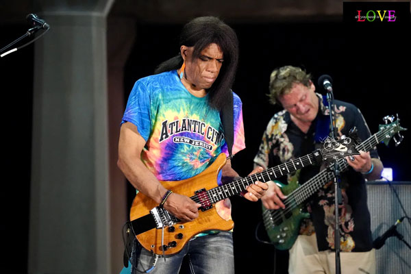 Stanley Jordan Plays The Dead LIVE! on the AC Boardwalk