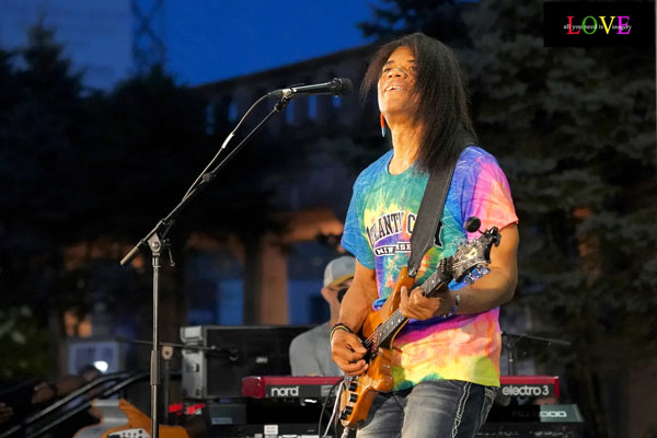 Stanley Jordan Plays The Dead LIVE! on the AC Boardwalk