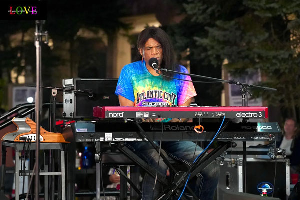 Stanley Jordan Plays The Dead LIVE! on the AC Boardwalk